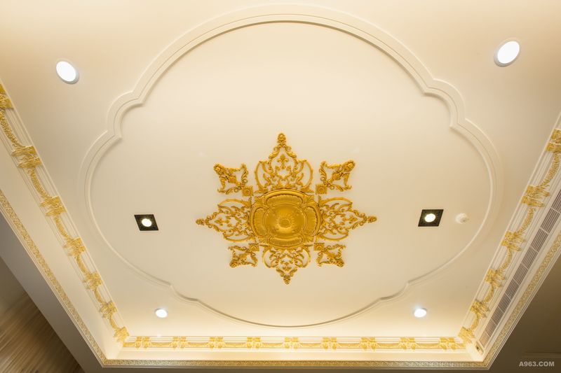 為這個家設計的獨特飾花組，是冠冕與權杖象徵。
Unique decorating flower panels designed for this house are symbols of crown and scepter.