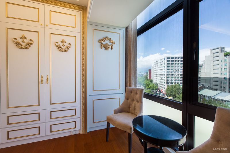法國路易王朝的飾板與圖騰增添主臥的貴氣。
Decorating panels from Louis XIV of France shows the luxury delicacy of master bedroom.
