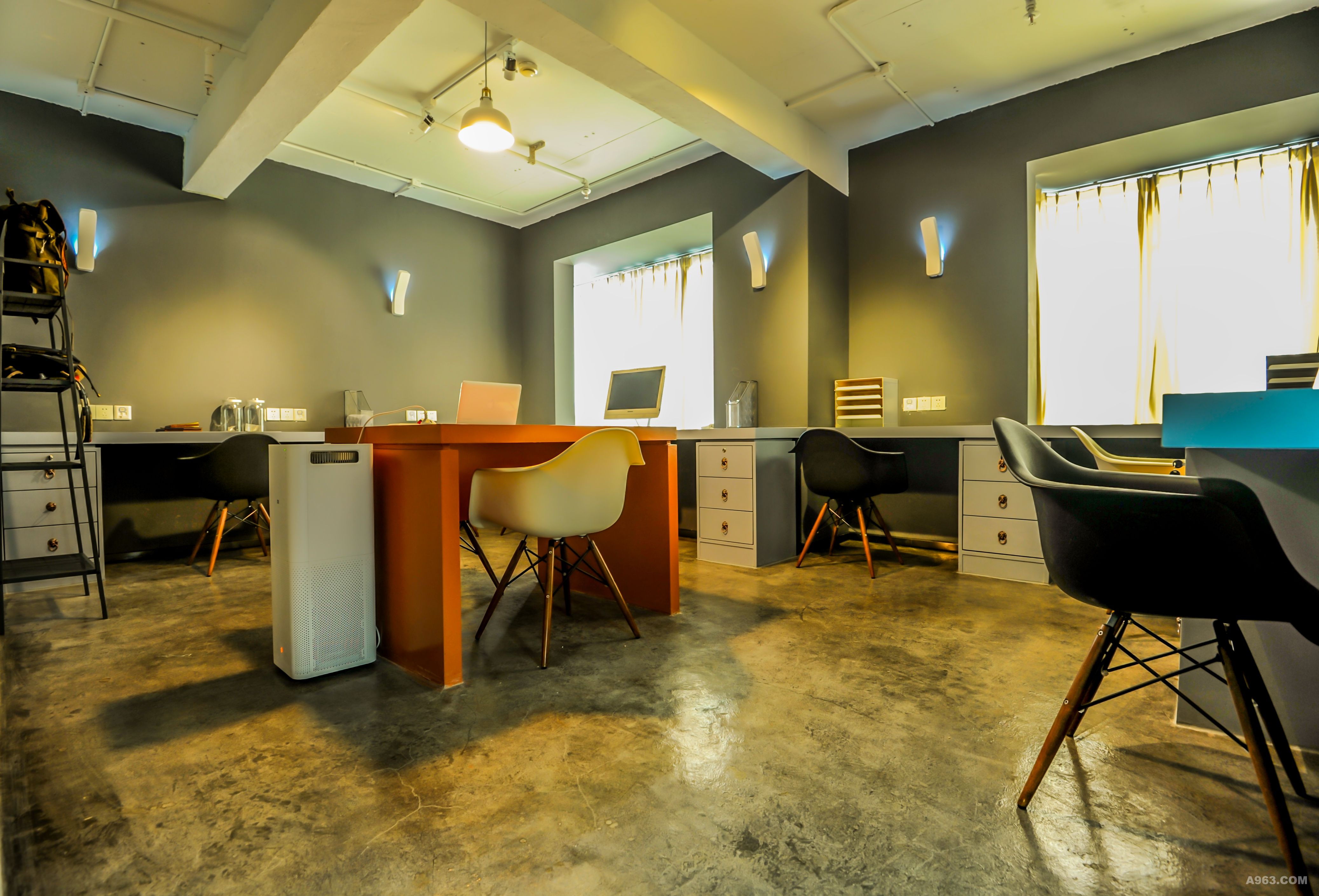 业务办公区：中间的橙色办公桌就像一个团队的中心，具有向心力。