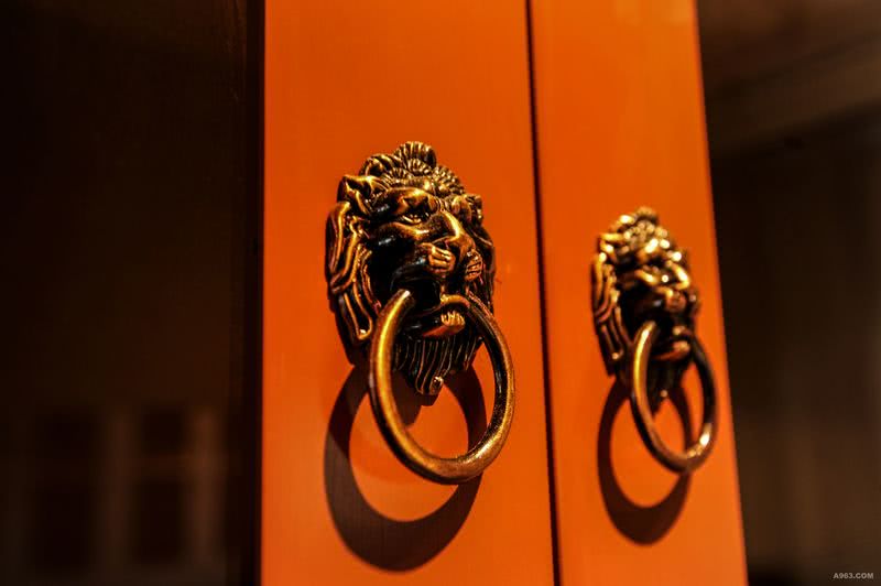 狮子拉手 象征威严的，有力量的，勇敢的。具有权威性，王者的气质。