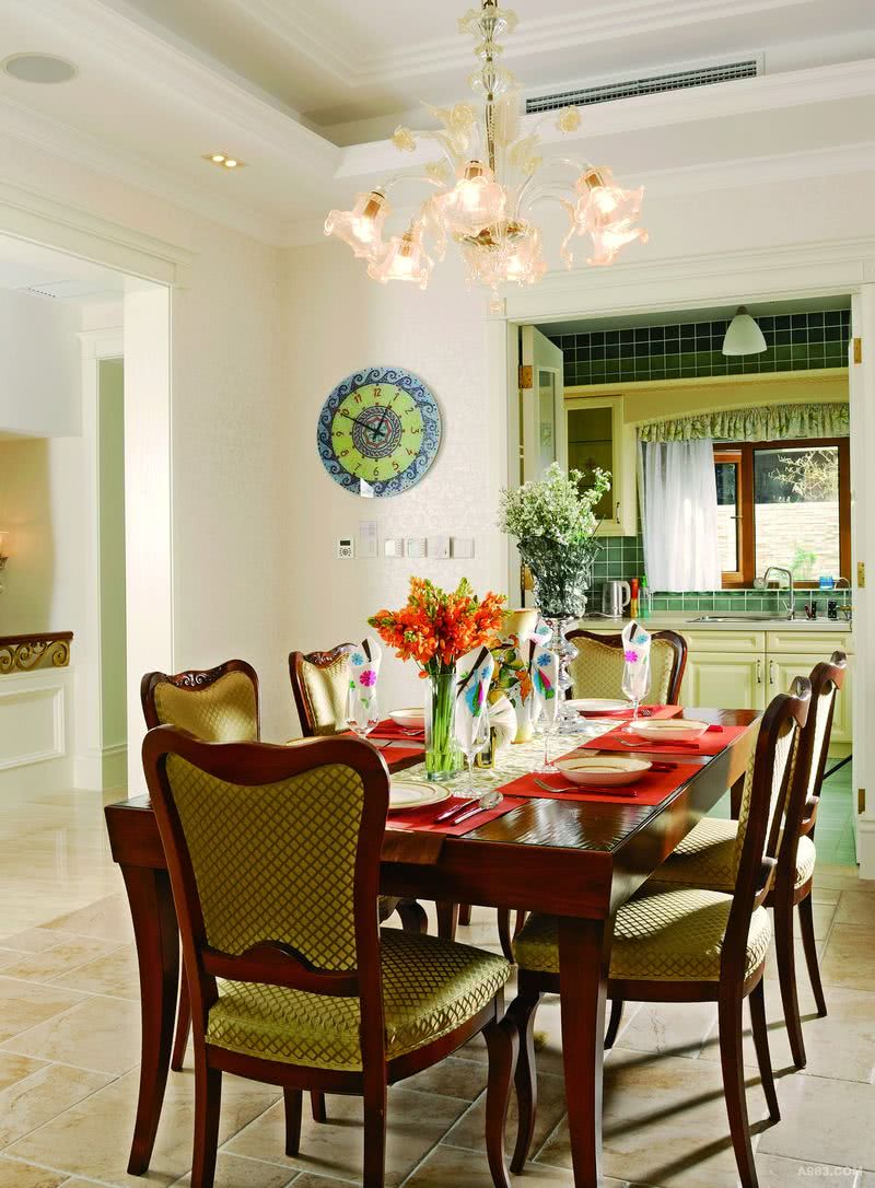 【餐厅】
在淡雅的就餐环境里摆放栗色的意大利品牌餐桌椅，既古典又时尚，鲜花的味道自然也是生活中不可或缺的，散发出一天的好心情。