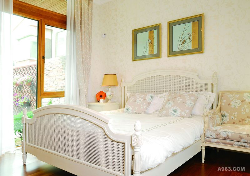 【卧室】
卧室的陈设，主要突出风格上的混搭，中式纹样的床品与欧式卷叶纹的床头互为融合，简约而不失华贵。