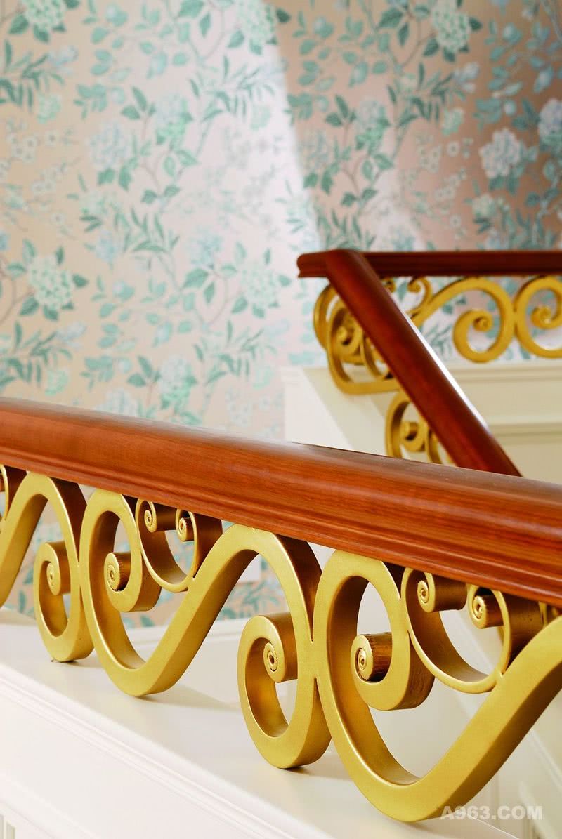 【楼梯间】
楼梯间的楼梯扶手别具一格，铜与木质扶手相得益彰，充分体现出设计师的人文关怀与对细节品质的把控。