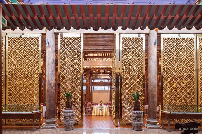 由现代工艺制作的全铜大门布满中国传统纹样
