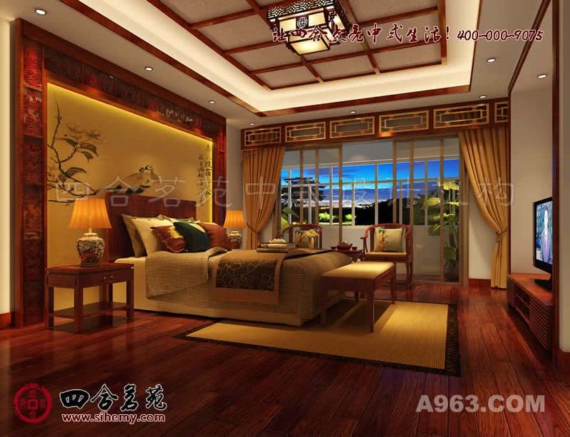       中式装修风格独特之处可以展现在别墅卧室中，作为中国传统文化的代表，凤凰挂画用于装饰别墅卧室的背景墙，可以有效的提升了居室意涵，在营造经典意境上也有重要作用。