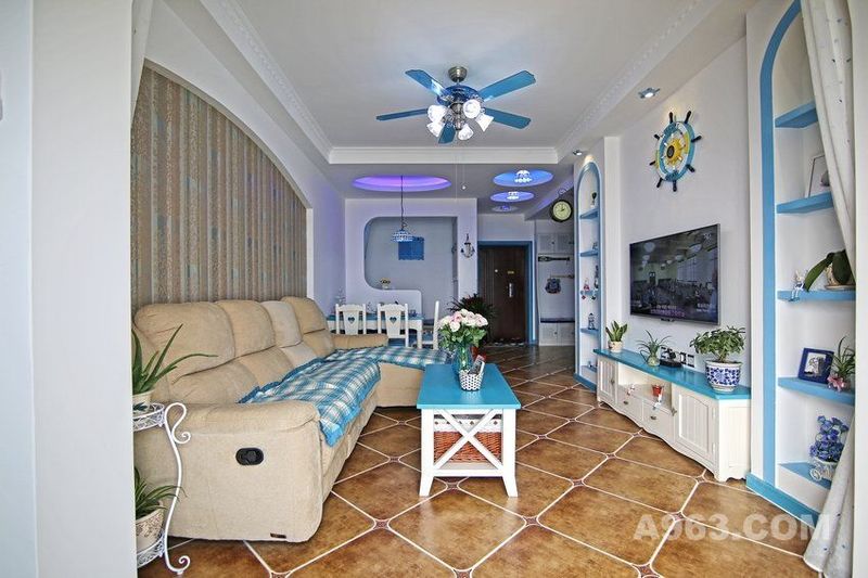 客厅的设计多以蓝、白色调为主，拱形门造型突出了地中海风格的特点。布艺沙发配上蓝白沙发照，显得极为搭配。