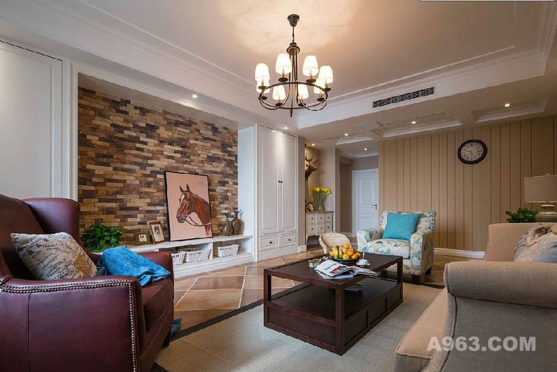 整个客厅显得十分宽敞，电视背景墙的设计尤为特别，创意十足。武汉经济型装修全包668套餐所提供的酒红色皮质沙发与布艺沙发，充满意蕴，令人倍感舒适。
