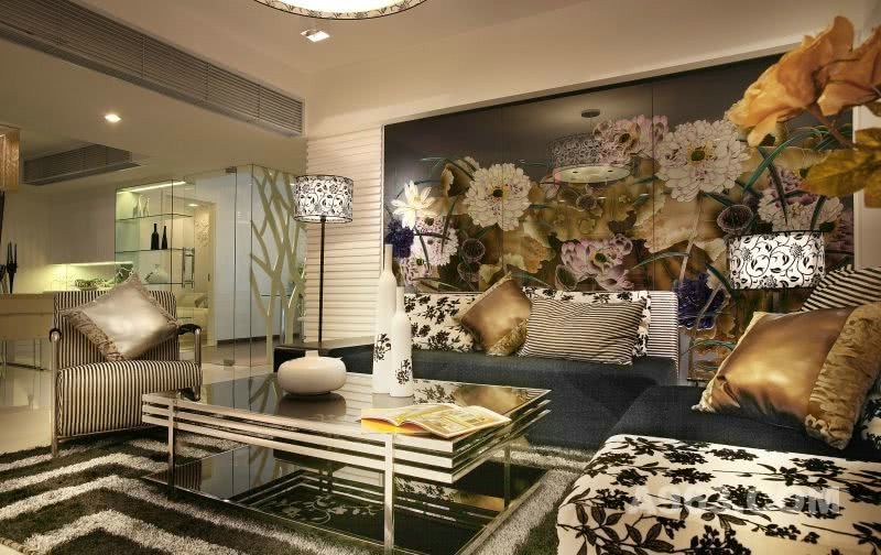 客厅的设计实在是吸引人，那布满鲜花的艺术墙壁，呈现出欣欣向荣之感。颇具时尚性的沙发组合，柔软而舒适。