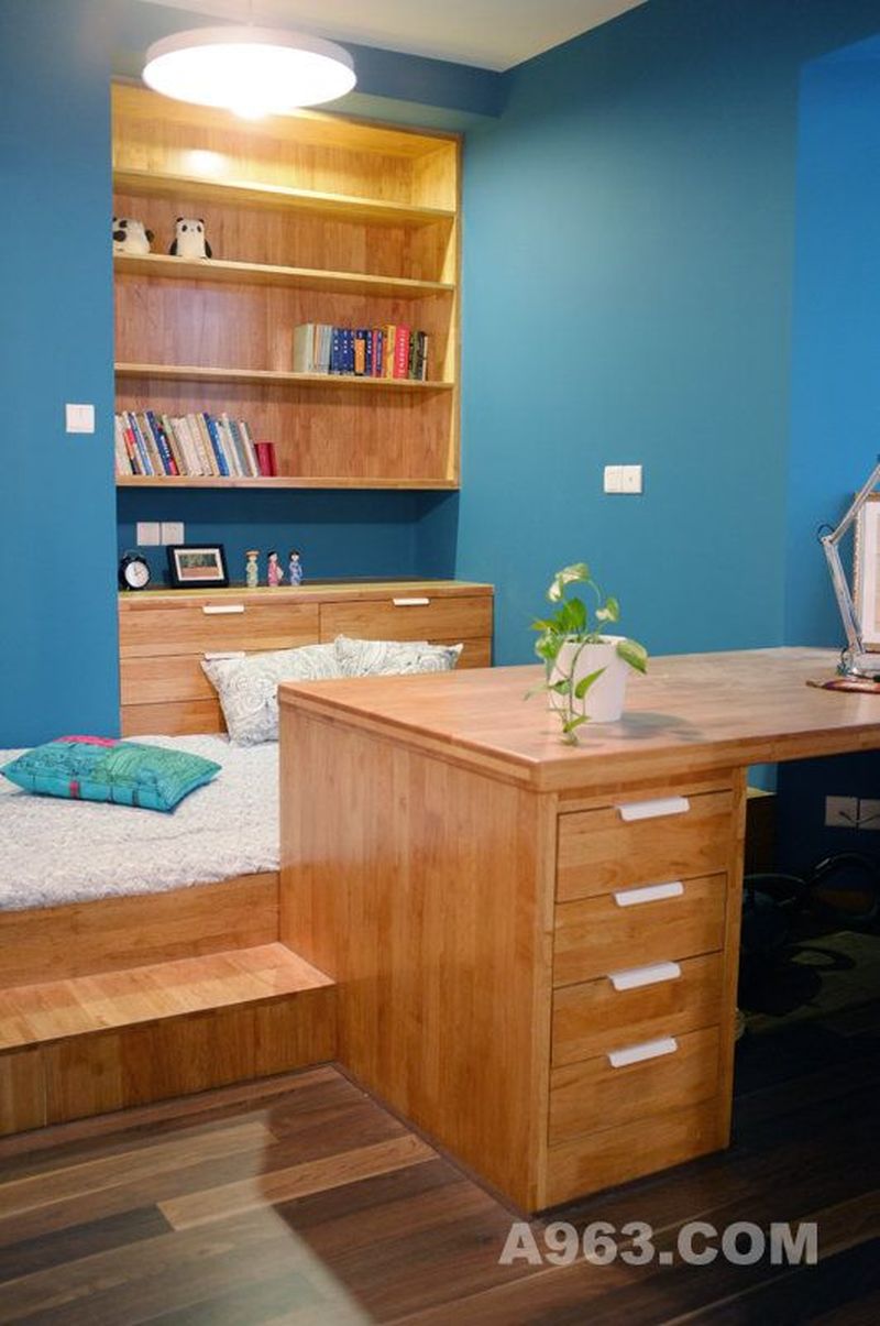 客房与书房结合为一体，一房两用。榻榻米的打造能够给予业主更舒适的休闲环境，更充分利用了空间，原木书桌的设计突显了环保性。