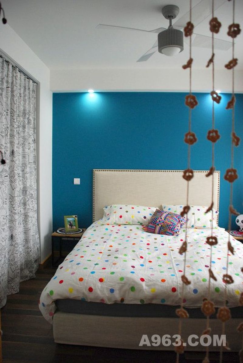 卧室的设计彰显了宜家风格，可爱的软装，美丽的帘子，让人爱不释手。蓝色的背景墙更能平静人的心情。