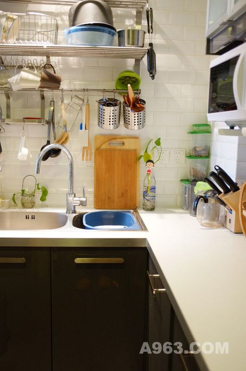 小小的厨房五脏俱全，应有尽有。橱柜的开启方式是上下开，充满现代感。简单的设计却有较强的功能性。