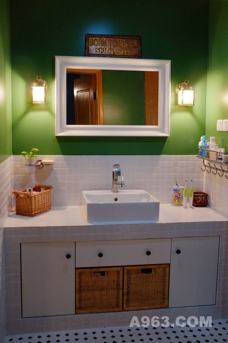 卫生间的所用的瓷砖都是马赛克瓷砖，白色的洗手台尤为精致，独特的设计让整个空间显得更萌，更显温馨。