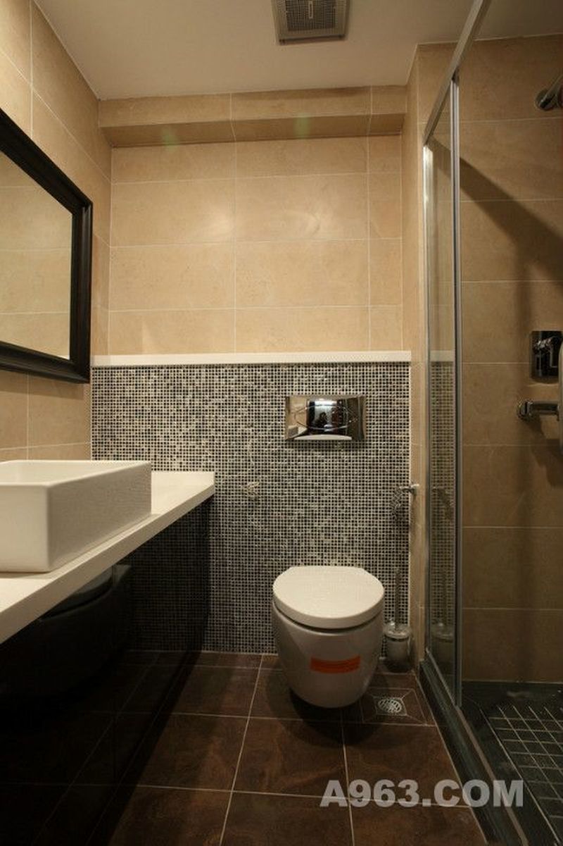 卫生间的设计运用了马赛克瓷砖，具有艺术色彩，淋浴房的设计能够避免洗浴时流水的溢出，保持卫生间的洁净。