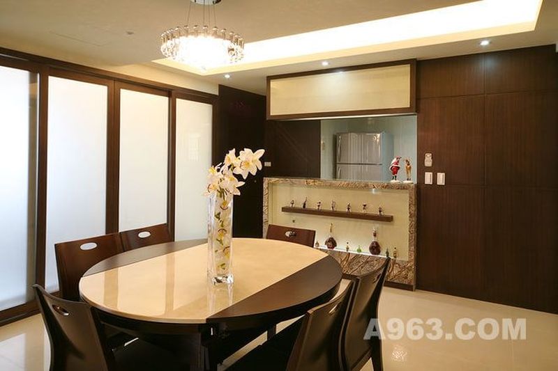 武汉全包装修668套餐中所提供的餐桌、餐椅以简约为主，深色与淡色的搭配充充满魅力。明亮的灯光照射下来，让整个空间变得更为亮堂。