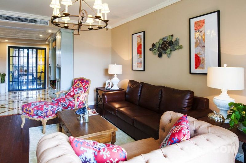 柔软的沙发组合，配上色彩鲜艳的躺椅，给业主提供了舒适的休闲环境。艳丽的色彩让整个空间充满风情。