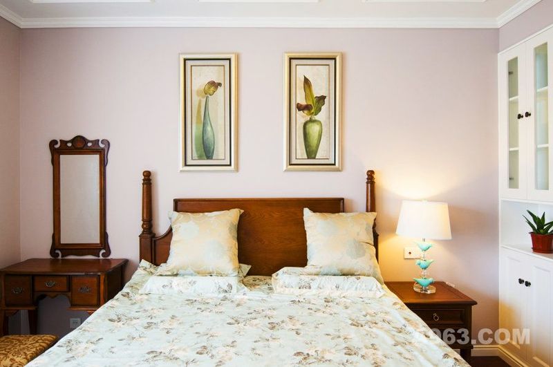 粉色背景的卧室给人以清新之感，内嵌式柜体节省了空间。暖光色的灯光更显温馨。实木家具环保又经久。
