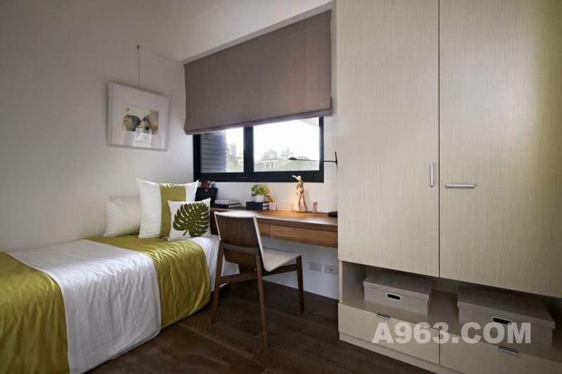 这间卧室中放置着简约的单人床，靠窗的一面则是以简约的办公桌设计，整个简约而充满实用感。办公桌的旁边则是以清晰线条的白色橱柜设计，自然简约。