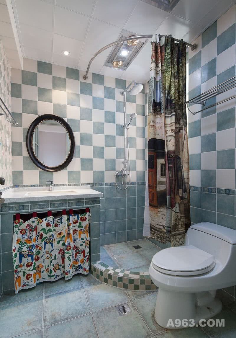 【武汉小户型室内装修】蓝白相间的瓷砖铺设，是地中海风格与乡村风格的混合，都是对自然的向往，对自由的追求。淋浴台和浴帘的设计节省了空间，而且也替代了淋浴房的作用，节省了预算。