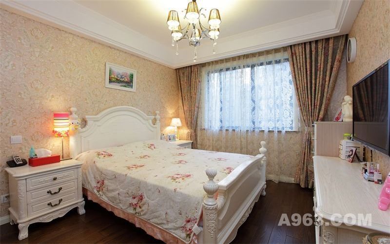粉嫩的卧室如公主房一般梦幻、美丽。金色墙纸的铺贴让整个空间看上去金碧辉煌，给人一种高贵的感觉。对称摆设的白色床头柜均包含于武汉室内全包装修668套餐中的家具包中。