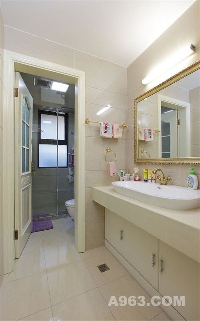 卫生间的洗手台空间比较大，镶金边的镜面让业主能够整理好自己的妆容，将自己最好的一面展示出来。武汉室内全包装修668套餐中包含了卫生间瓷砖、地砖的铺设工程。