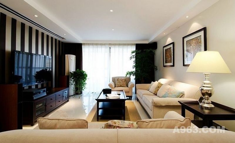 【武汉小户型装修】客厅电视背景墙选用黑白竖条纹，以增加空间感，延伸空间，实木茶几配上米黄色沙发，精致而舒适。