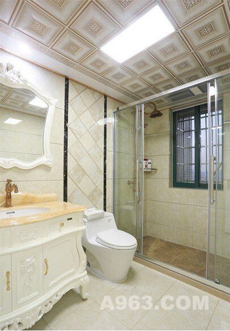 卫生间放置着豪华的浴柜，欧式风格的镜子显得高贵，淋浴房的设计能够避免流水的外溢，便于业主清扫。