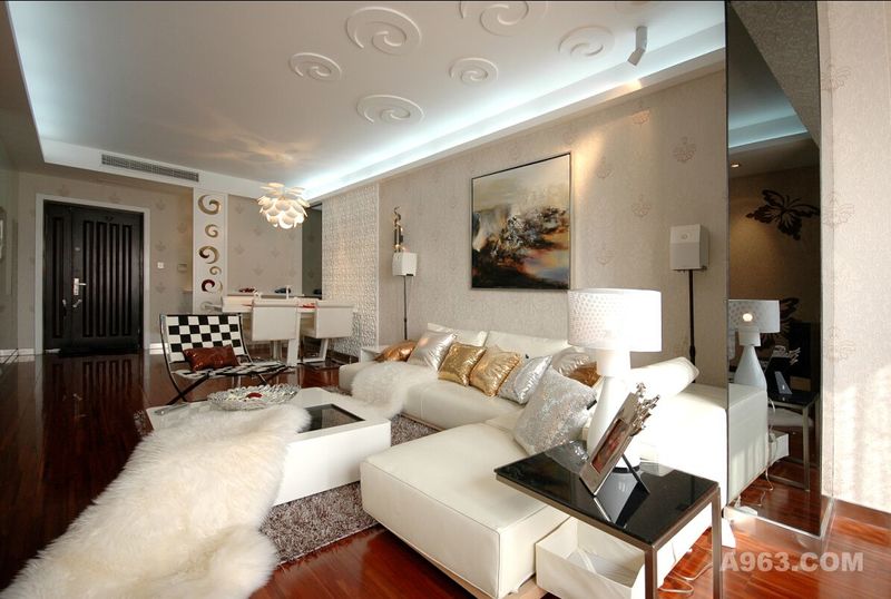 【武汉全包装修】客厅的吊顶采用挑高设计，增加了空间感，延伸了空间，让整个客厅显得更加宽敞。纯白而精致的柔软沙发，配上柔软的毛绒地毯，尤为舒适。