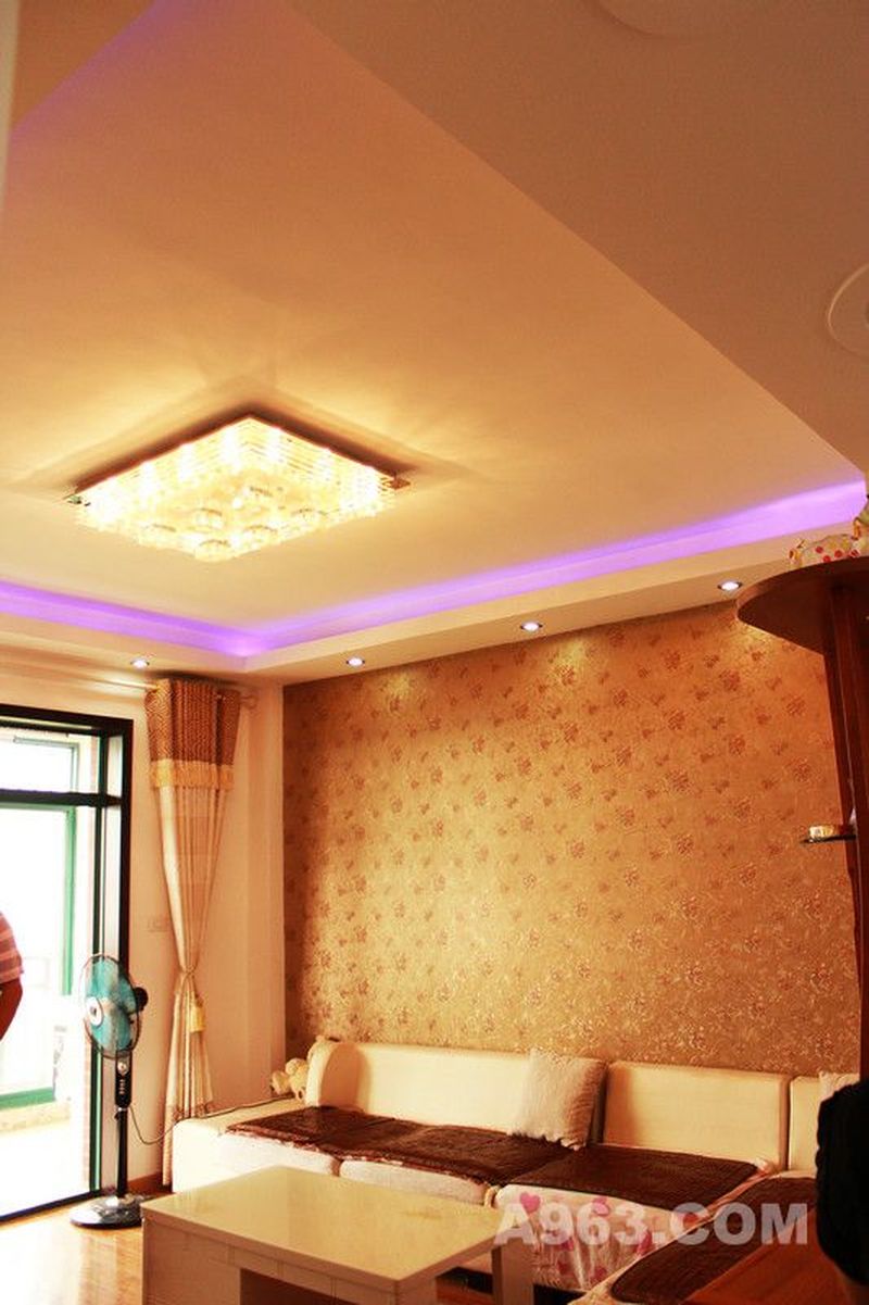 武汉小户型装修全包668套餐中提供了舒适而柔软的布艺沙发，墙壁则用壁纸来进行装饰，挑高设计的吊顶让空间显得更为宽敞。