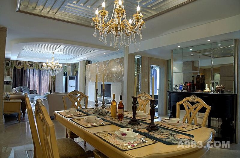 餐厅的设计重点在气氛的营造中，华美的西式餐桌、餐椅由蓝晶绿洲全包668套餐提供。 
