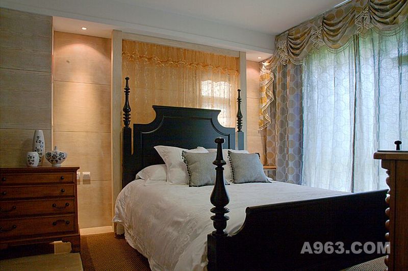 卧室在设计的时候以舒适、娴静为主，选择的软装十分清新，部分家具由蓝晶绿洲全包668套餐提供。