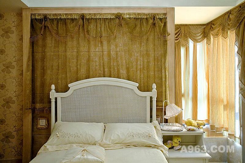 卧室的颜色以褐黄色为主，墙上壁纸的铺贴让整个空间显得更为辉煌，给人一种高贵之感。蓝晶绿洲提供了精致的床头灯。