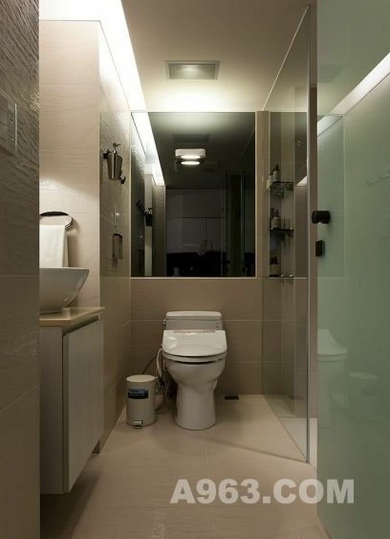 卫生间的淋浴房可避免业主洗浴时流水的外溢，以延长浴柜的使用寿命。融侨城装修全包668套餐中提供了部分浴具。