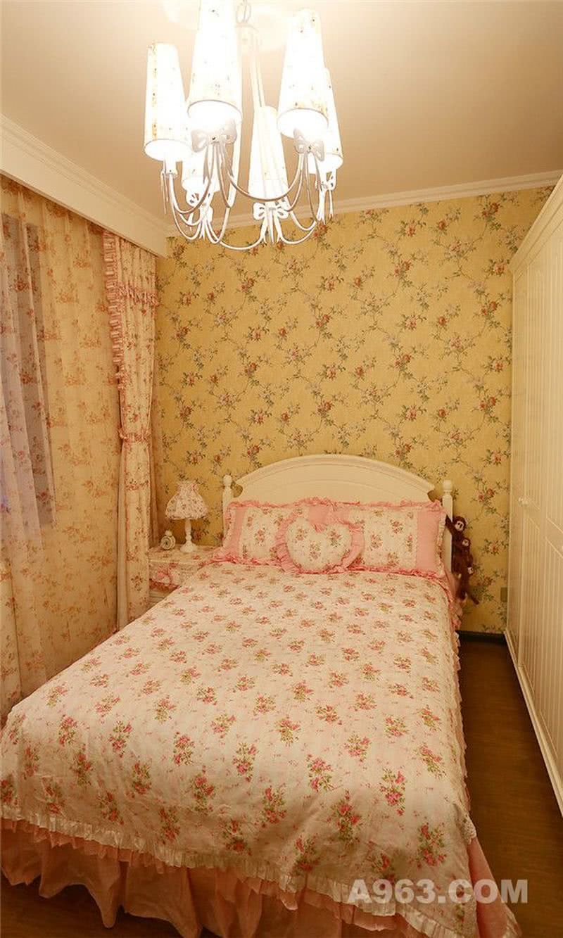 【武汉全包装修】卧室的设计则凸显了田园风格，小碎花墙纸的铺贴以及软装的设计，都显得格外灿烂、美丽，一股小清新风袭来。
