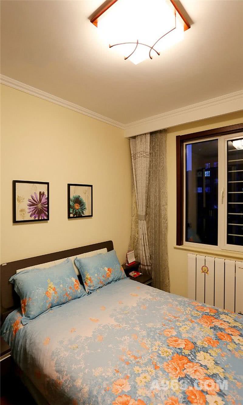 【武汉全包装修】卧室墙壁的设计以纯色为主，淡黄色则更精致，照片墙的挂置则更为美丽，充满艺术息。
