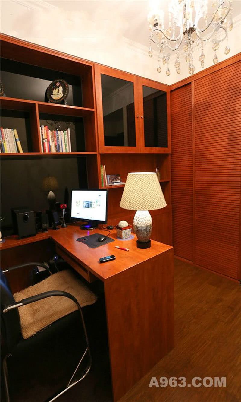 【武汉全包装修】书房的设计则均采用实木装置，环保而健康。内嵌式书柜则充分利用了空间，能够为业主提供一个更为舒适的办公环境。