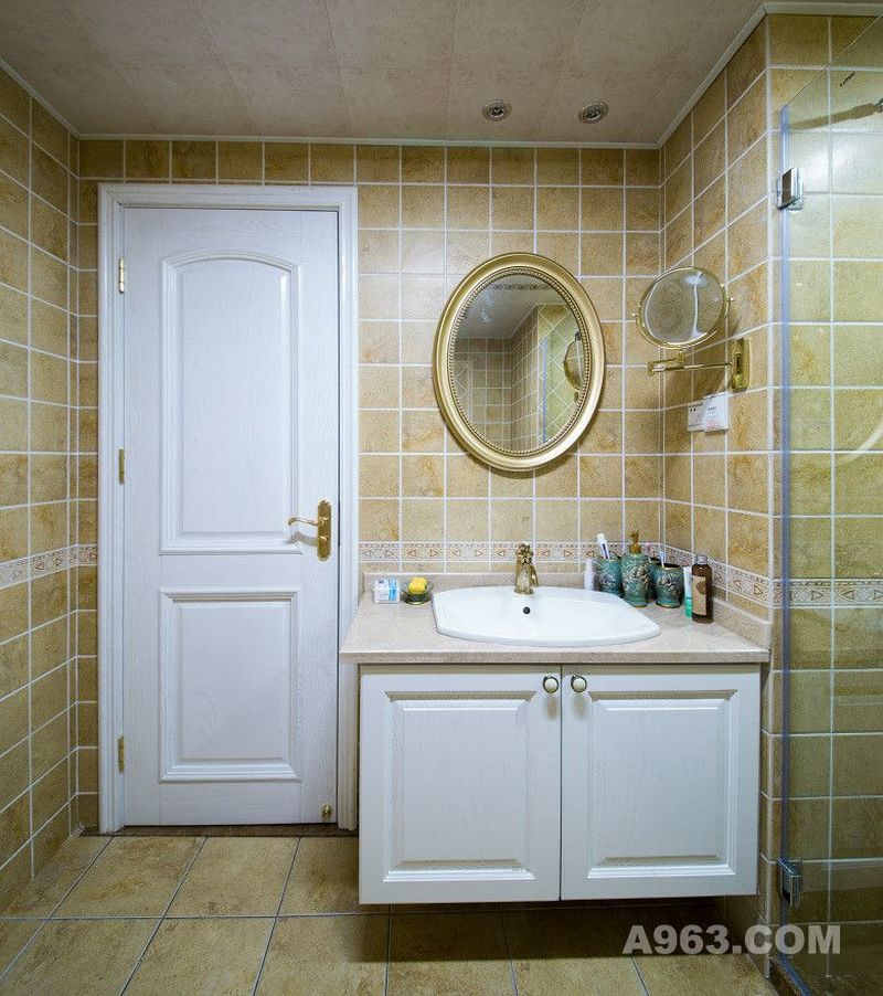 卫生间的设计主要以实用为主，舒适的淋浴环境让人能够放松心情，托高设计的浴柜，能够避免受到流水侵蚀，使用年限更长。