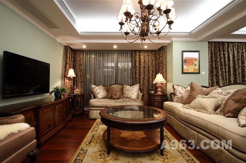 武汉经济型装修全包668套餐中所提供的欧式沙发组合，十分柔软，让人倍感舒适。华丽的灯饰配上实木茶几，精致地毯的布置显得整个空间尤为瑰丽。