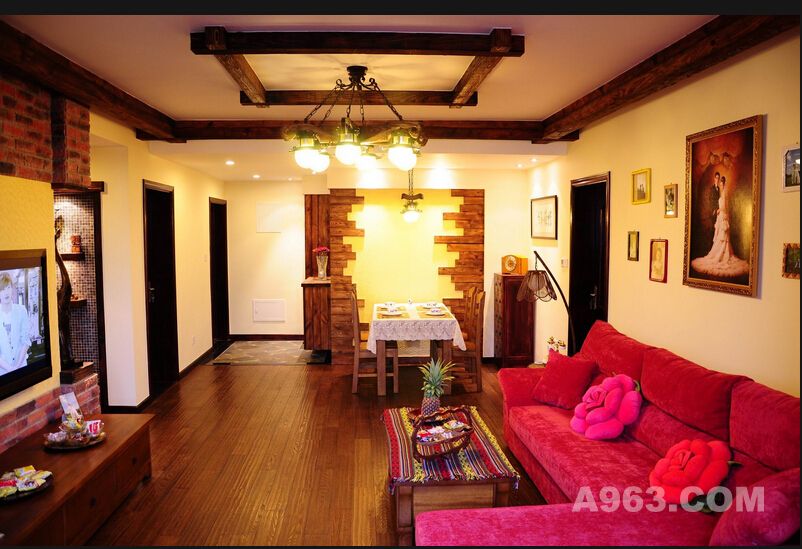 纵观全场，整个空间以古朴色调为主，实木材质的铺设，给人以质朴厚实之感。艳丽的红色沙发组合，让单调的空间变得耀眼，丰富的色彩让人心动，热情奔放。