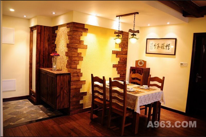 餐厅的设计简朴而自然，给人以舒服的感觉。别致的墙壁设计，多亏了木工师傅的优秀手艺，置身于此，整个人的心情都愉悦起来。