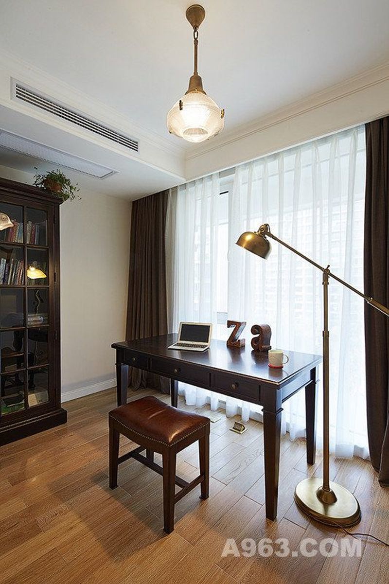 【武汉全包装修668套餐】书房的设计仍以实木材质为主，独特设计的灯饰，引人入目，实用而美观。