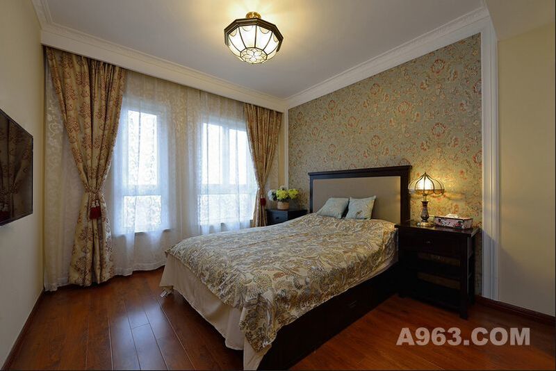 卧室主要通过软装包装，花色窗帘与床单均由武汉全包装修668套餐所提供，在墙纸的选择上也与软装配套，让整个空间更具品位。 