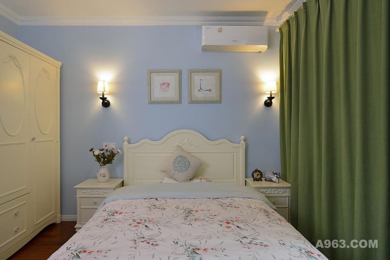 【武汉全包装修】卧室在色调上的选择十分清新，米黄色的衣柜，蓝色的墙壁，青绿色的窗帘，给人一种小清新之感，让人心情愉悦。