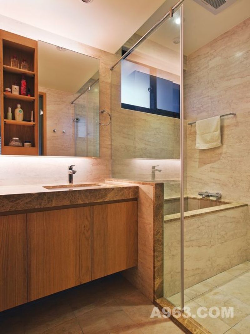 淋浴房很有效地分开干湿两区，内嵌式浴缸则可提供舒适的沐浴环境，可避免流水的外溢而影响浴具的使用寿命。
是不是棒棒哒，我很喜欢，你呢?