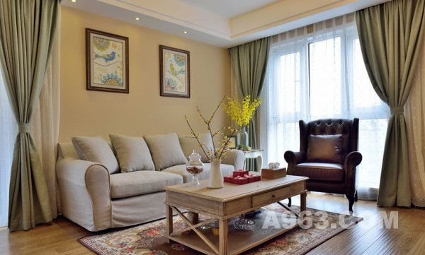 【武汉大户型装修】客厅的设计趋向于自然化，木质茶几朴实而简单，布艺沙发素雅而舒适，给人以舒适的休闲环境。