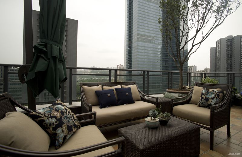 阳台：用鲜嫩的绿叶装点阳台，放上一套藤制的靠椅，将春天的活力留在其中，无时无刻的感受春意盎然的气息。
