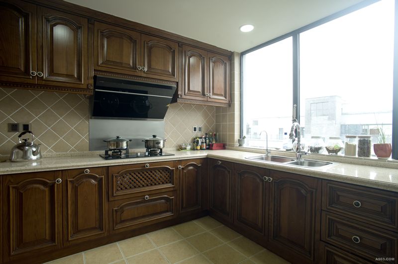 厨房：整洁的厨房、在烟机灶的位置特意为客户设计一块磨砂不锈钢板、方便日常清洁卫生！