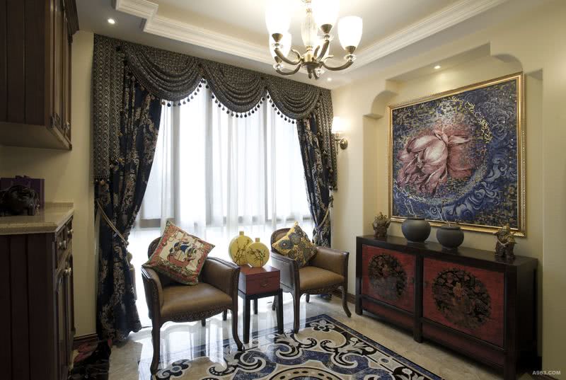 门厅：宝石蓝水刀拼花、加上墙面精致的马赛克挂画、遥相呼应、给人一种眼前一亮的感觉！
