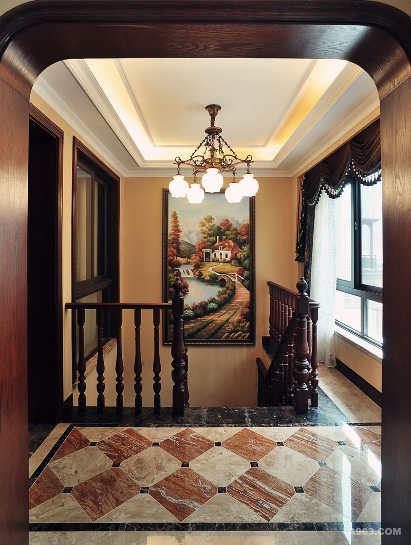 楼梯间：楼梯扶手采用原木设计，颇具美式风格高贵华丽之感。