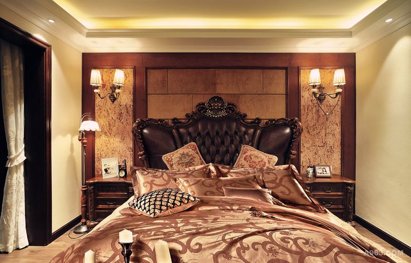 主卧室：卧室奠定了温馨舒适的基调，整套搭配既凸显了档次和主人的品位。