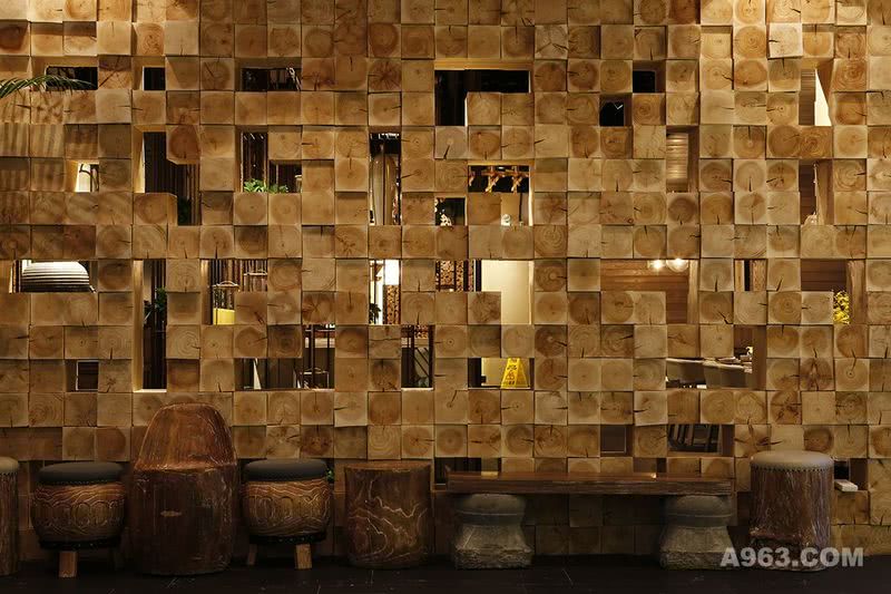 木—来自于自然，也是建筑大师们最青睐的材料之一，往往通过简单的拼接手法就能营造出独特的氛围与空间。入口等候区与就餐空间的一墙之隔，以原木木方所砌，在起伏排列的木方间有缝隙空格，这种虚实相接的手法，让等候区的食客隐约看到餐厅内部的就餐气氛而产生急不可耐的迫切之感。